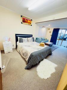 Ένα ή περισσότερα κρεβάτια σε δωμάτιο στο Two Bedroom Airport Flat Free Wi-Fi Parking Peaceful Stay