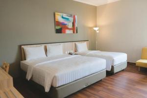 deux lits côte à côte dans une pièce dans l'établissement Havana Mutiara Belitung, à Tanjung Pandan 120 autres photos