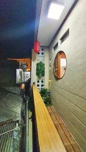 einen Flur eines Gebäudes mit einer Kegelbahn in der Unterkunft Hanki Guest House syariah in Gadok 1