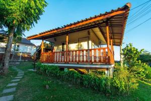 ein Haus mit einer großen Terrasse auf einem Hof in der Unterkunft Mossview Resort in Khao Kho