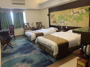 une chambre d'hôtel avec deux lits dans une chambre dans l'établissement Oliva Hotel Shunde, à Shunde 114 autres photos