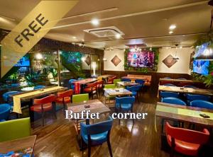 東京にあるホテルバリアンリゾート 新宿本店のカラフルな椅子とテーブルのあるレストランを併設しています。