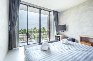 una camera da letto con un letto e una grande finestra di Lipda Resort a Prachuap Khiri Khan Altre 214 foto