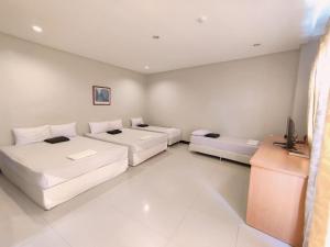 Una cama o camas en una habitación de Country Chateau Hotel 77 fotos más