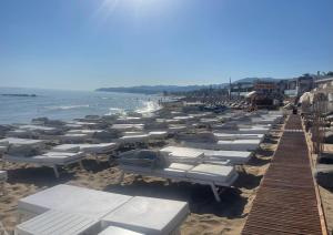 szereg leżaków na plaży w obiekcie Heaven Studios & Apartments w mieście Stalida