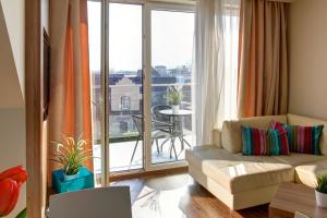 Część wypoczynkowa w obiekcie Marina Jastarnia Apartamenty w budynku z Basenem