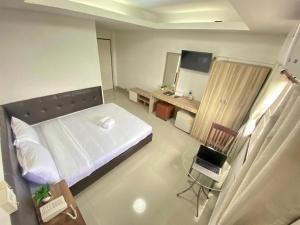 TV a/nebo společenská místnost v ubytování Rimnam Hotel Suk Sawat 70