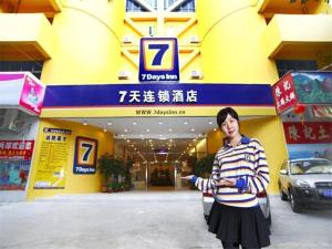 a woman standing in front of a car dealership at 7 Days Inn Shantou High-Speed Railway Station Zhujiang Road Food Street in Ma Yu