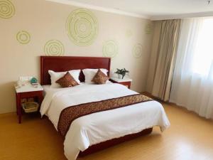 ein Schlafzimmer mit großem Bett und Fenster in der Unterkunft GreenTree Inn Tianjin Dasi Meijiang Huizhanzhongxin Business Hotel in Tianjin + 103 Fotos