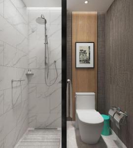 Un baño con inodoro blanco y ducha. en Jinjiang Inn Jinan Shimao Kuanhouli Quancheng Road, en Jinan 112 fotos más