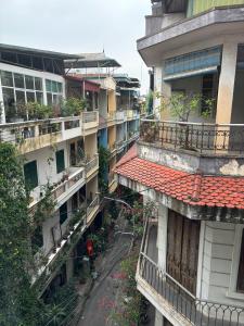 河内April twelve的从高处俯瞰一栋公寓楼和一条街道