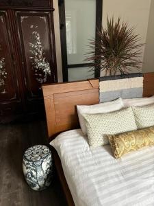 河内April twelve的一张带木制床头板和枕头的床