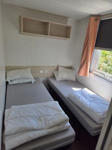 Postel nebo postele na pokoji v ubytování Mobil-home - 8pers - 10m des piscines