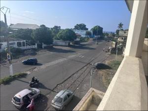 una vista aerea di una strada con auto e motocicletta di Appartement a Moroni