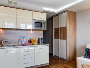 Kuchnia lub aneks kuchenny w obiekcie Marina Jastarnia Apartamenty w budynku z Basenem