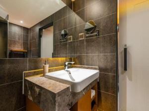 Koupelna v ubytování Qiuguo Hotel Beijing BIEC & Airport + 161 fotografií