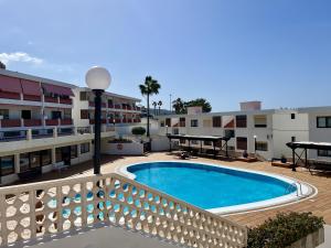 Basen w obiekcie Vera Mar 5A - Primera linea con Piscina y Parking lub w pobliżu