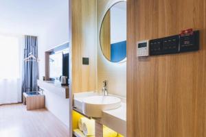 Koupelna v ubytování Ibis Styles Shanghai Qingpu Sports Center Hotel + 94 fotografií