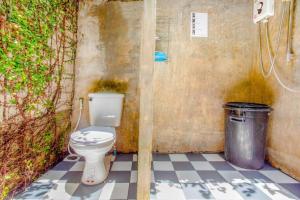 - une salle de bains pourvue de toilettes et d'une poubelle dans l'établissement OYO 1155 Bikers House and Enduro Tours Chiang Mai, à Chiang Mai 179 autres photos