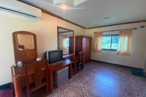 - un salon avec une télévision et un miroir dans l'établissement OYO 75380 Bannoichynum Resort Kanchanaburi, à Ban Tha Kilen (1)