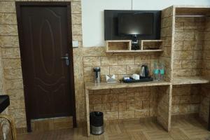 una camera con porta e TV a parete di Hotel Auli D a Joshīmath