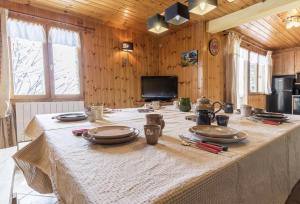 阿尔克河畔博讷瓦勒Chalet le Névé的一张桌子,上面有盘子和餐具