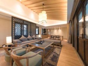 un salon avec un canapé et une table dans l'établissement Ningbo Shi Qi Fang Kaiyuan Hotel, à Ningbo