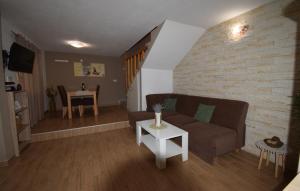 ズボヴィチにあるVilla Milena by Villas Guideのソファとテーブルのあるリビングルーム