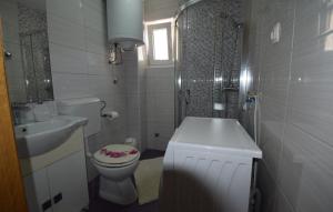 ズボヴィチにあるVilla Milena by Villas Guideのトイレと洗面台を備えた白いバスルーム +8枚の写真