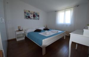 ズボヴィチにあるVilla Milena by Villas Guideのベッドと窓のある白い寝室