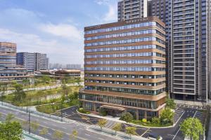 Shunde顺德美的万怡酒店的城市高层建筑的鸟瞰图