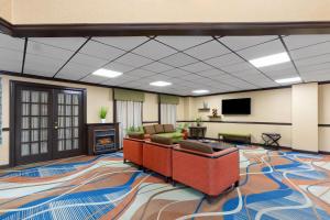 Télévision ou salle de divertissement dans l'établissement Baymont by Wyndham Knoxville I-75