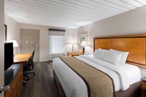 Un ou plusieurs lits dans un hébergement de l'établissement Baymont by Wyndham Knoxville I-75