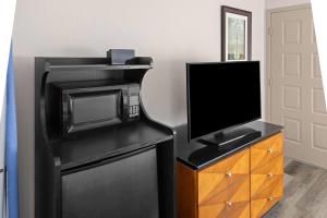 Télévision ou salle de divertissement dans l'établissement Baymont by Wyndham Knoxville I-75