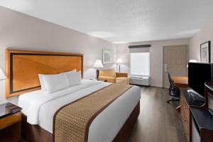 Télévision ou salle de divertissement dans l'établissement Baymont by Wyndham Knoxville I-75