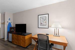 Télévision ou salle de divertissement dans l'établissement Baymont by Wyndham Knoxville I-75