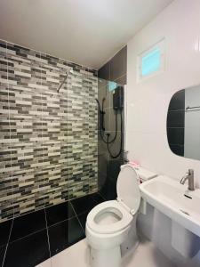 a bathroom with a toilet and a sink at Kiatnakhon Hotel in Nakhon Si Thammarat