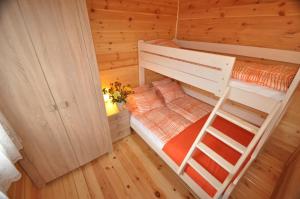 a bedroom with two bunk beds in a room at Stacja Lato domki dla rodzin z dziećmi in Mikołajki +29 photos