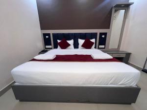 Postel nebo postele na pokoji v ubytování Aksheta hotels Ayodhya Airport Road