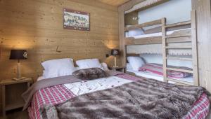 阿尔克河畔博讷瓦勒Chalet le Névé的小屋内设有一间带两张双层床的卧室 更多16张照片