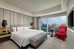 Postel nebo postele na pokoji v ubytování Rhombus Park Aura Chengdu Hotel