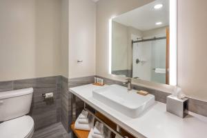 Ένα μπάνιο στο Radisson Hotel Pendleton Airport