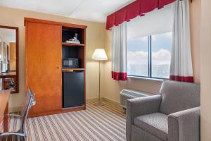 Posezení v ubytování Radisson Hotel Detroit Metro Airport