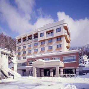 下高井郡にあるHotel North Shigaの雪の中にある大きな建物のあるホテル +46枚の写真