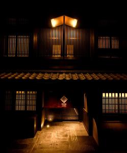 een donkere kamer met een bank en een licht bij Irori Kyoto Station Higashi-Honganji in Kyoto