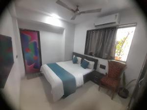 ムンバイにあるAgrawal Bhavan Home stayのベッドと窓のある小さな寝室