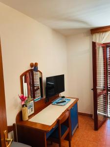 TV a/nebo společenská místnost v ubytování FUNTANA-MIA ROOMS B&B