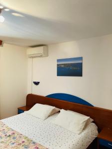 Postel nebo postele na pokoji v ubytování FUNTANA-MIA ROOMS B&B