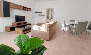 een woonkamer met een bank, een tv en een tafel bij St Michael's House in Birgu