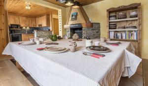 阿尔克河畔博讷瓦勒Chalet le Névé的厨房里一张桌子,上面有盘子和餐具